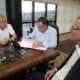 Governador Colombo sanciona lei ao lado dos deputados Gelson Merisio e Silvio Dreveck FOTO: Eduardo G. de Oliveira/Agência AL